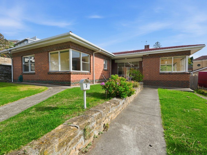 7 Lyndhurst Avenue