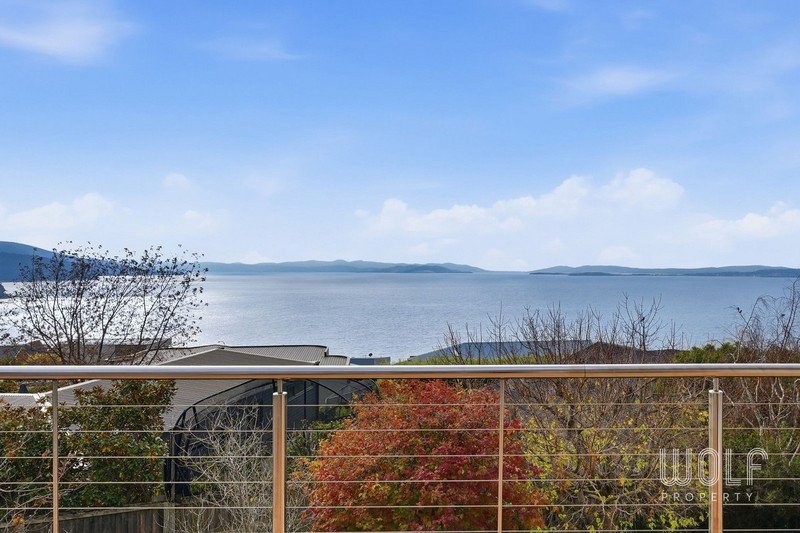15 Tahune Crescent
