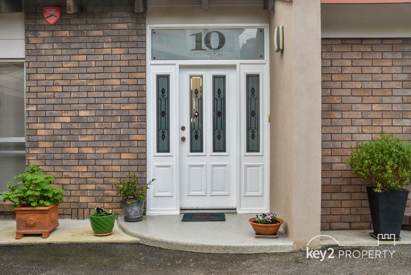 10 Whitford Grove